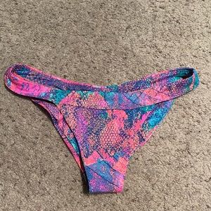 NEW NEVER WORN SALTY HONEY BIKINI BOTTOMS SNAK PRINT